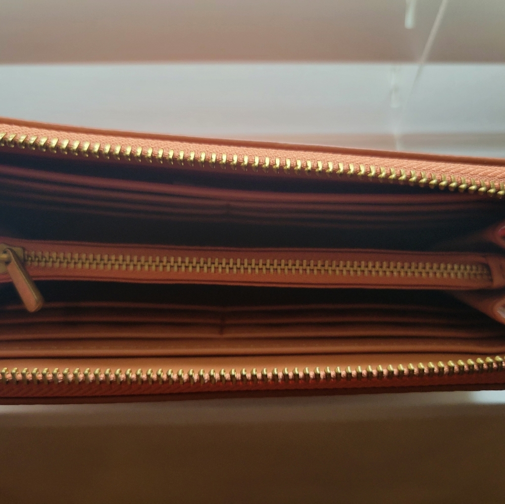 New Universal Thread Wallet - Picture 2 of 3